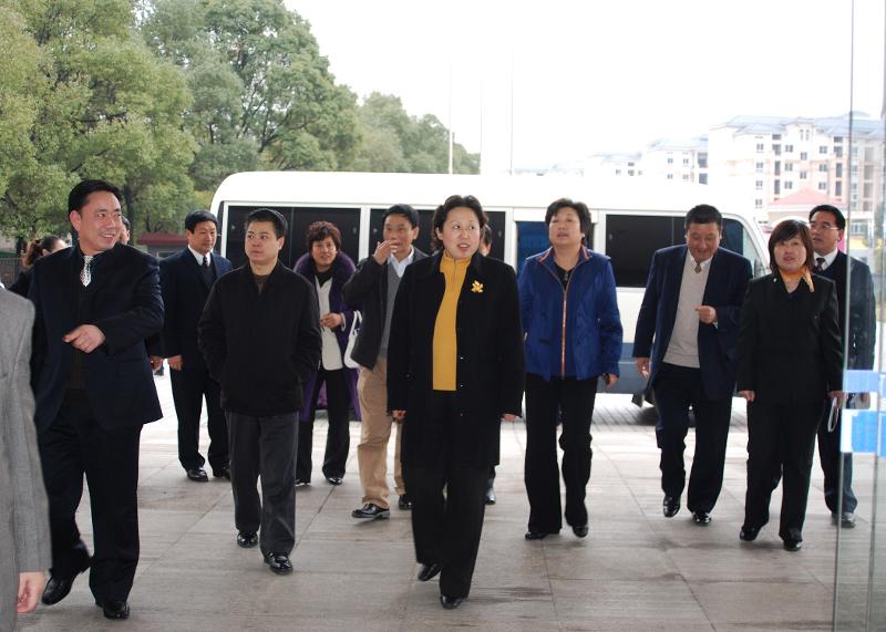 2009年2月，時任湖南省人大常委會副主任、黨組成員，省總工會主席劉蓮玉來四化建調(diào)研
